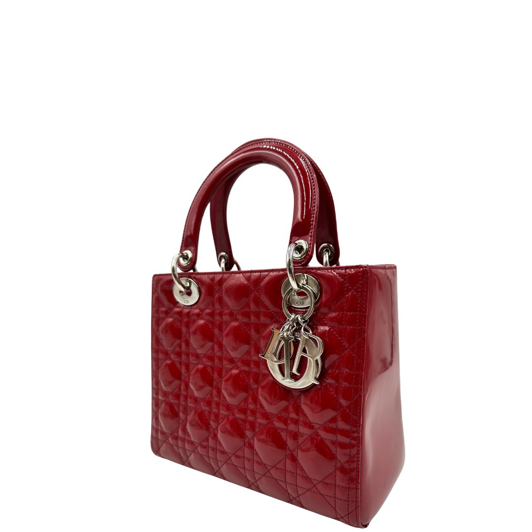 lato  Borsa Lady Dior realizzata in pelle rossa vernis , di lusso, originale, ottime condizioni, usata 