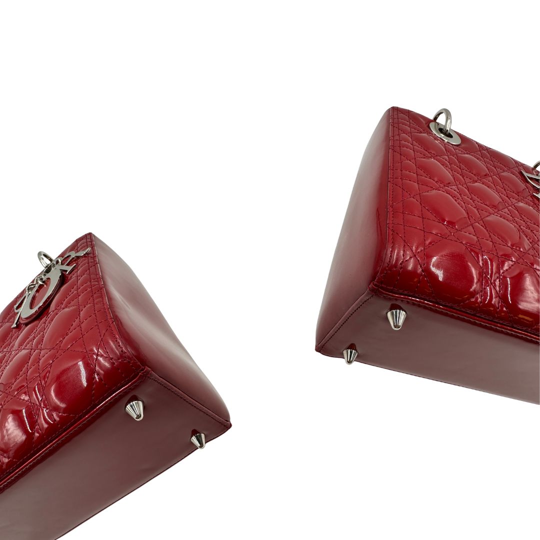 angoli  Borsa Lady Dior realizzata in pelle rossa vernis , di lusso, originale, ottime condizioni, usata 