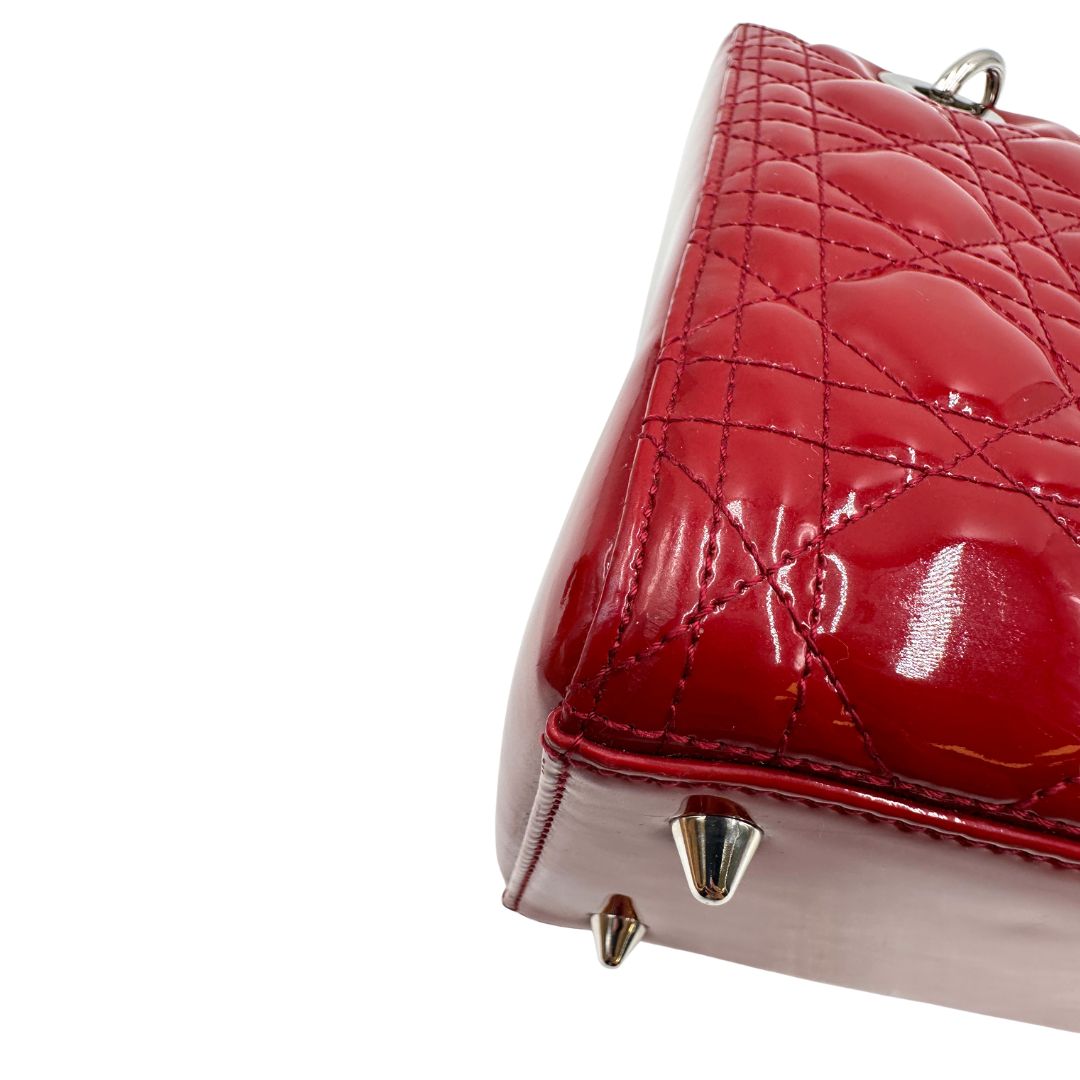 angoli  Borsa Lady Dior realizzata in pelle rossa vernis , di lusso, originale, ottime condizioni, usata 
