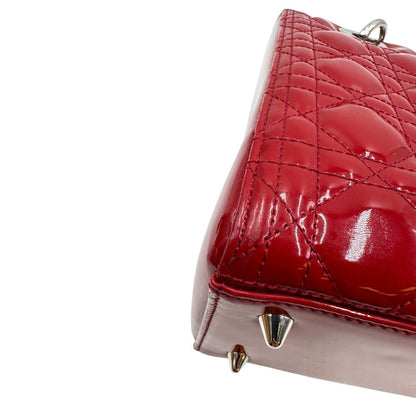 angoli  Borsa Lady Dior realizzata in pelle rossa vernis , di lusso, originale, ottime condizioni, usata 