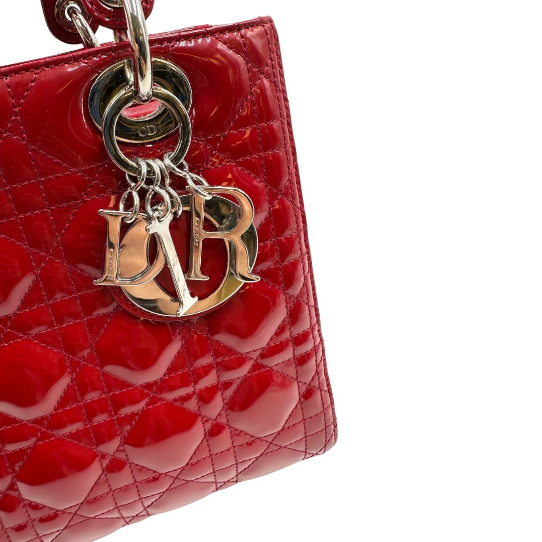  Borsa Lady Dior realizzata in pelle rossa vernis , di lusso, originale, ottime condizioni, usata