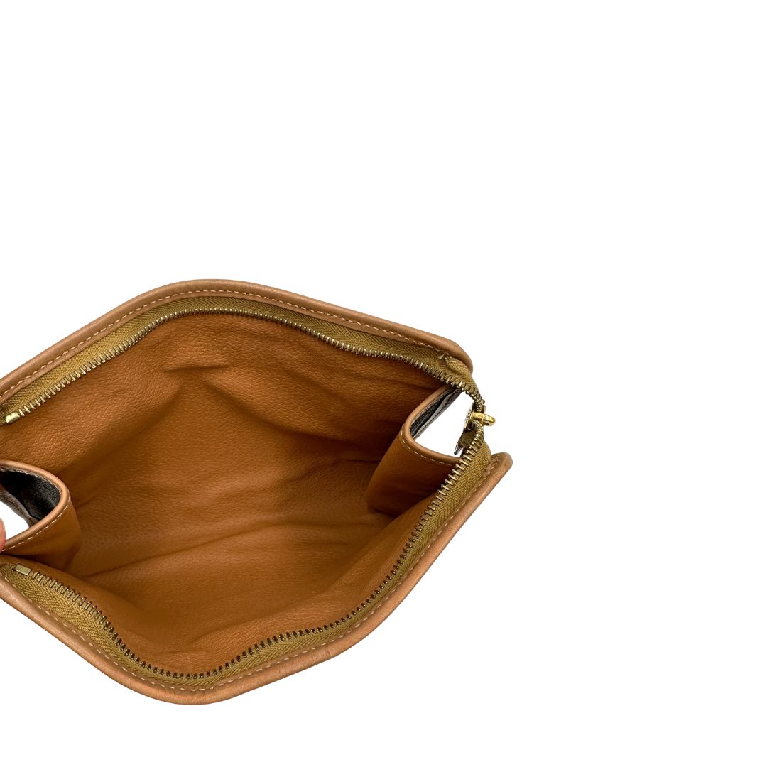 Interno, Pratica pochete Celine in canvas marrone con finiture in vacchetta.