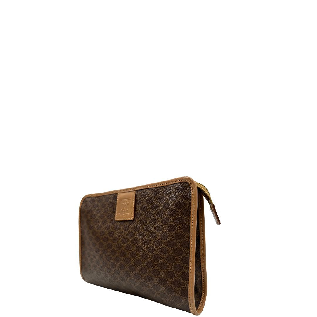 Laterale, Pratica pochete Celine in canvas marrone con finiture in vacchetta.