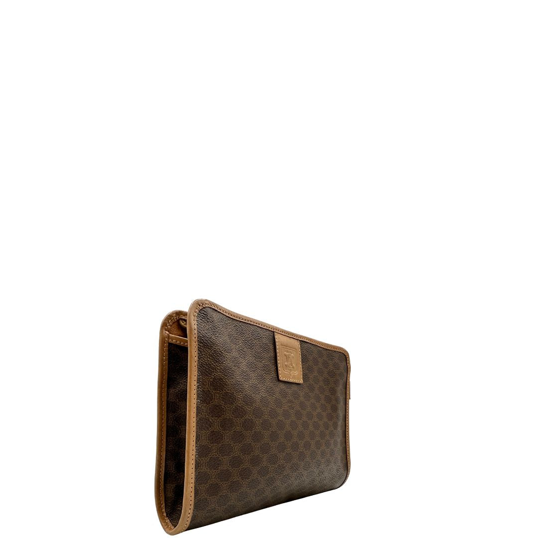 laterale, Pratica pochete Celine in canvas marrone con finiture in vacchetta.