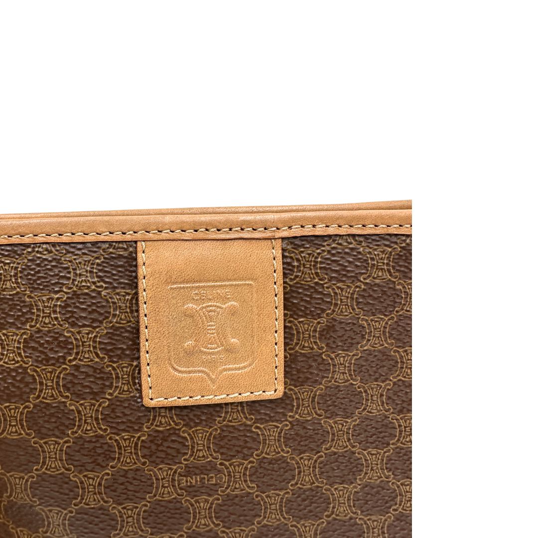 Pratica pochete Celine in canvas marrone con finiture in vacchetta.