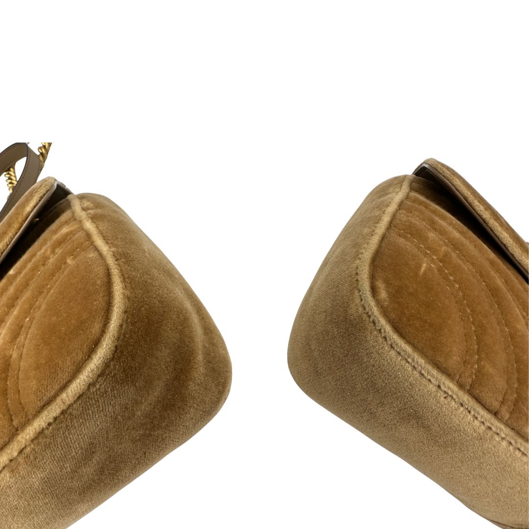 angoli Borsa Gucci Marmont color cammello in velluto nella misura media, con parti in pelle tono su tono e hardware dorato