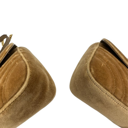 angoli Borsa Gucci Marmont color cammello in velluto nella misura media, con parti in pelle tono su tono e hardware dorato