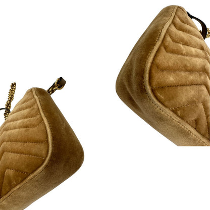 angoli Borsa Gucci Marmont color cammello in velluto nella misura media, con parti in pelle tono su tono e hardware dorato