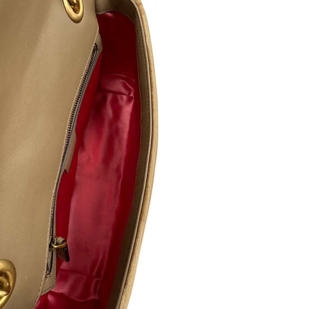 interno Borsa Gucci Marmont color cammello in velluto nella misura media, con parti in pelle tono su tono e hardware dorato 