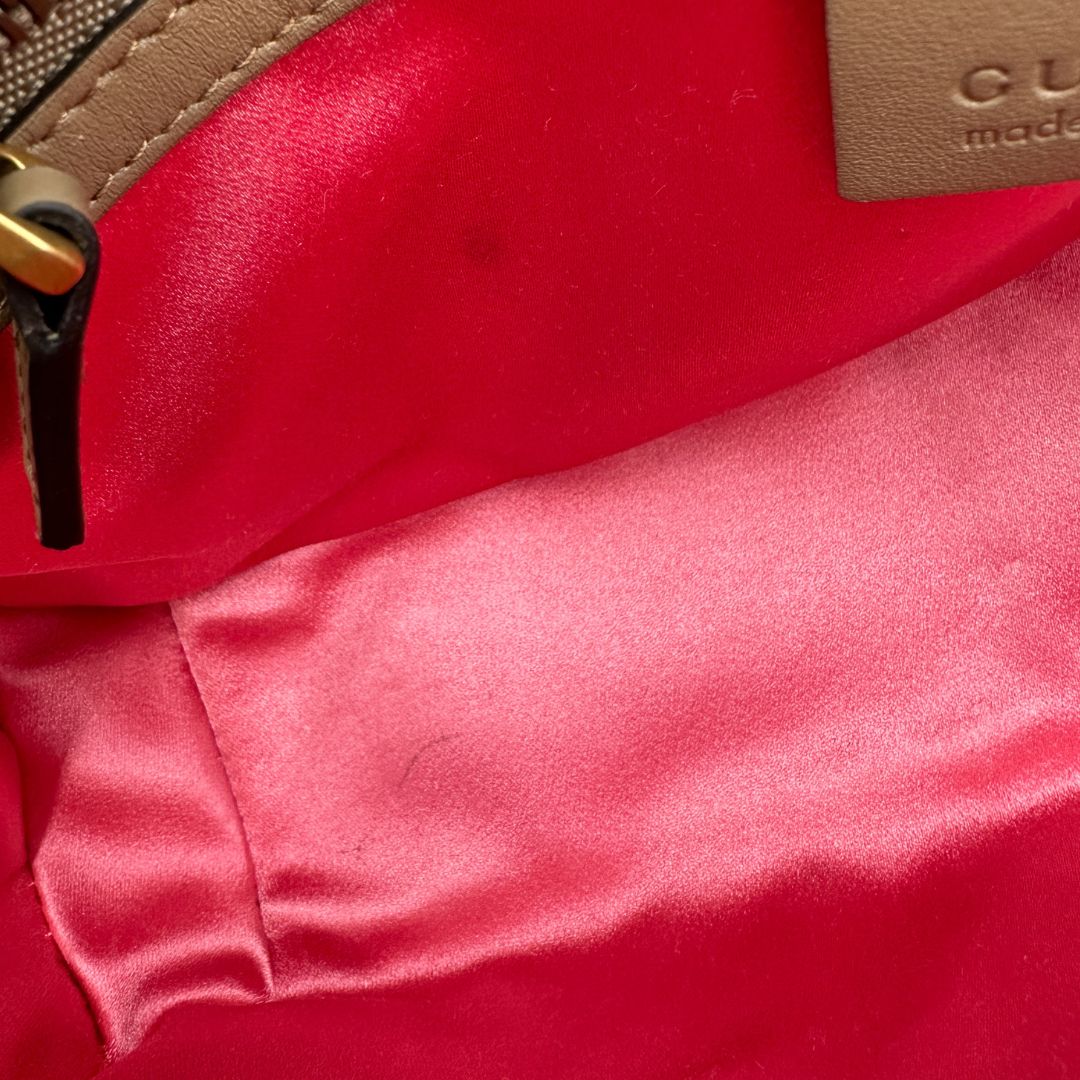 interno Borsa Gucci Marmont color cammello in velluto nella misura media, con parti in pelle tono su tono e hardware dorato 