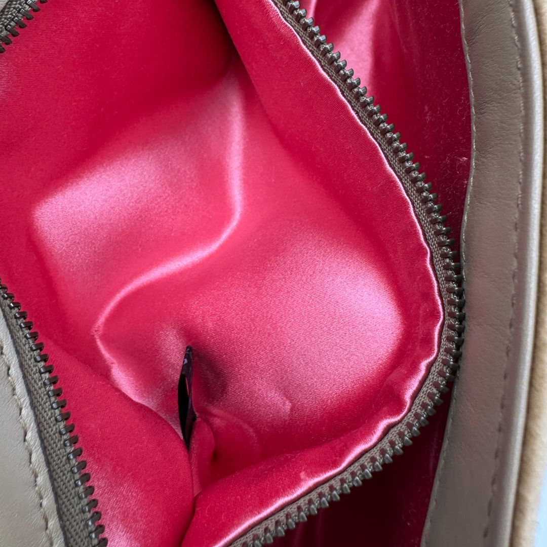 interno Borsa Gucci Marmont color cammello in velluto nella misura media, con parti in pelle tono su tono e hardware dorato 