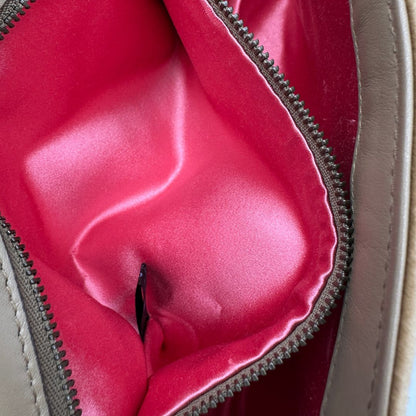 interno Borsa Gucci Marmont color cammello in velluto nella misura media, con parti in pelle tono su tono e hardware dorato 