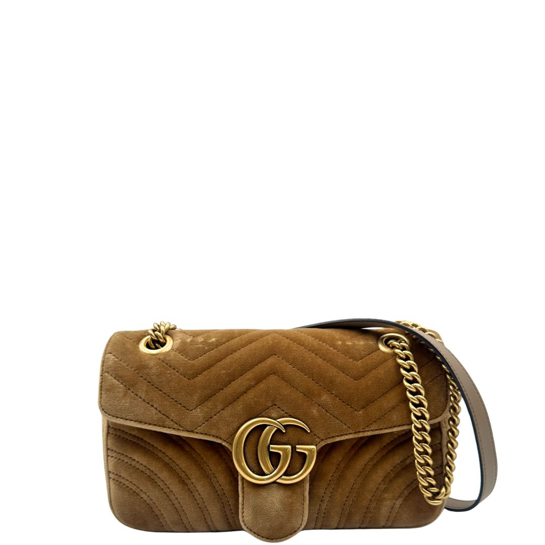 frontBorsa Gucci Marmont color cammello in velluto nella misura media, con parti in pelle tono su tono e hardware dorato 