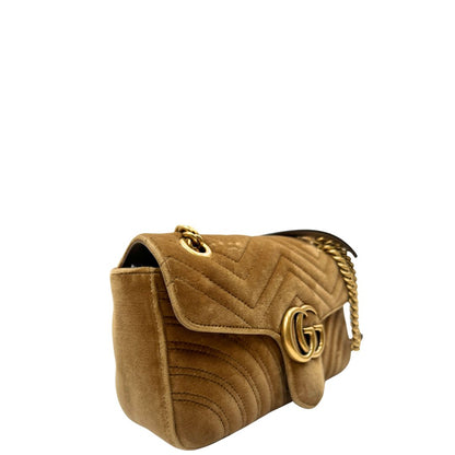 lato Borsa Gucci Marmont color cammello in velluto nella misura media, con parti in pelle tono su tono e hardware dorato 