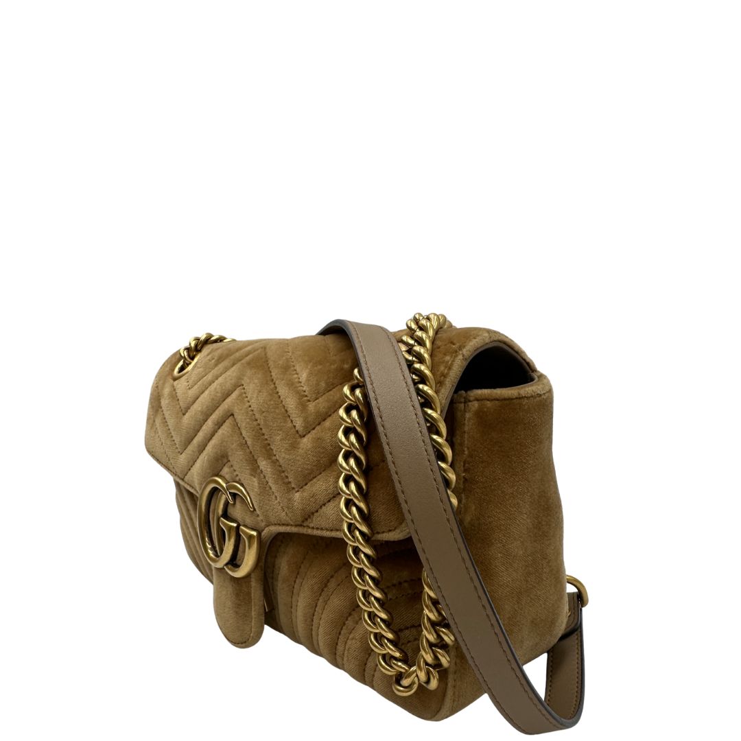 lato Borsa Gucci Marmont color cammello in velluto nella misura media, con parti in pelle tono su tono e hardware dorato 