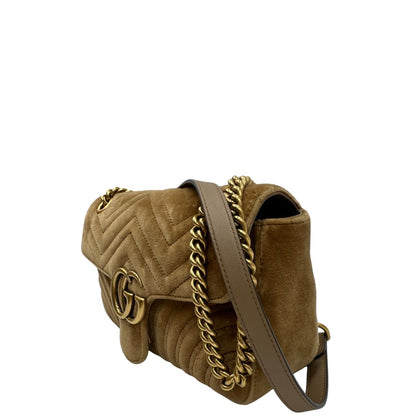 lato Borsa Gucci Marmont color cammello in velluto nella misura media, con parti in pelle tono su tono e hardware dorato 