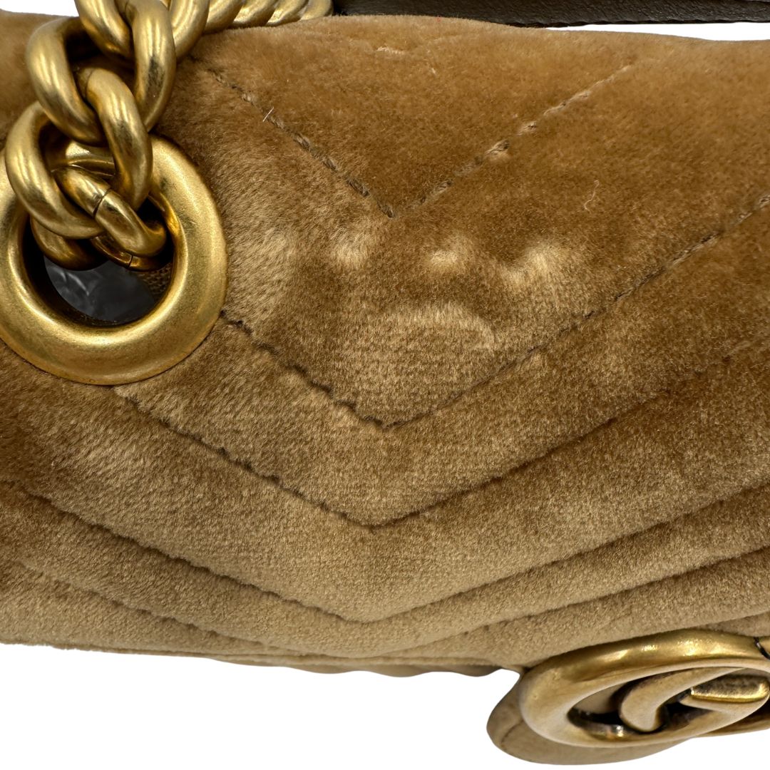 Borsa Gucci Marmont color cammello in velluto nella misura media, con parti in pelle tono su tono e hardware dorato