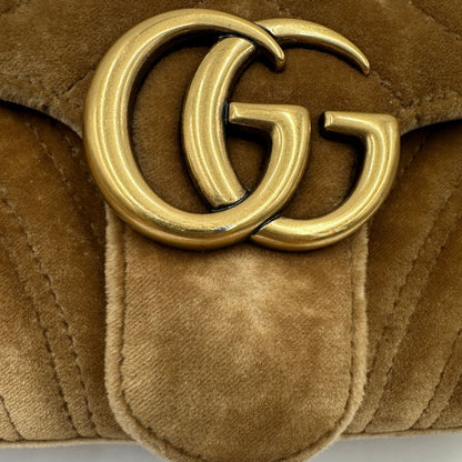 Borsa Gucci Marmont color cammello in velluto nella misura media, con parti in pelle tono su tono e hardware dorato