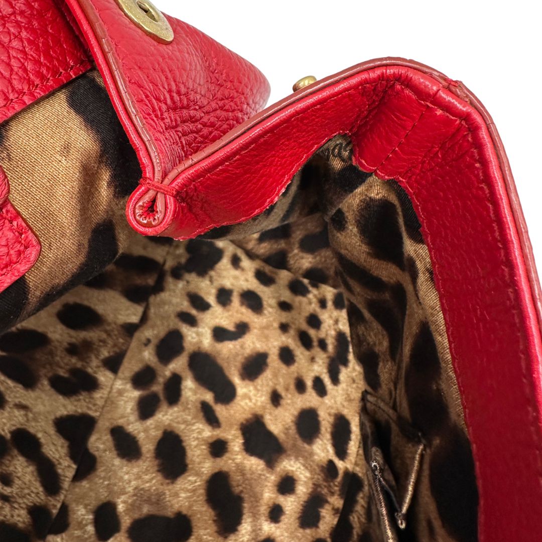 interno Borsa D&G in pelle trapuntata rossa e hardware dorato, indossabile a mano oppure a spalla, di lusso, originale, buone condizioni, usata