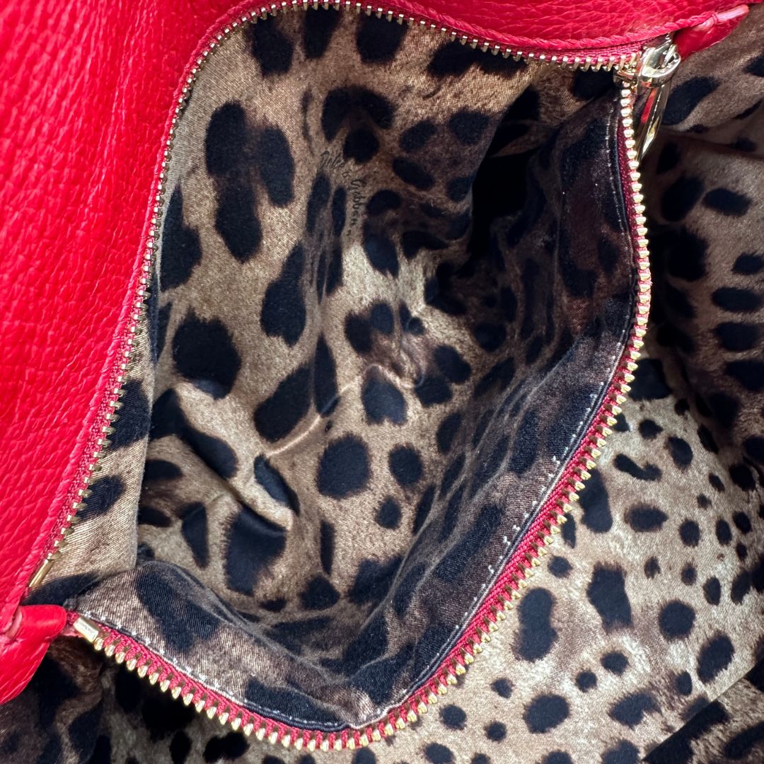 interno Borsa D&G in pelle trapuntata rossa e hardware dorato, indossabile a mano oppure a spalla, di lusso, originale, buone condizioni, usata
