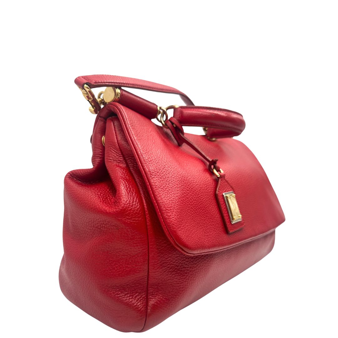 lato  Borsa D&G in pelle trapuntata rossa e hardware dorato, indossabile a mano oppure a spalla, di lusso, originale, buone condizioni, usata 