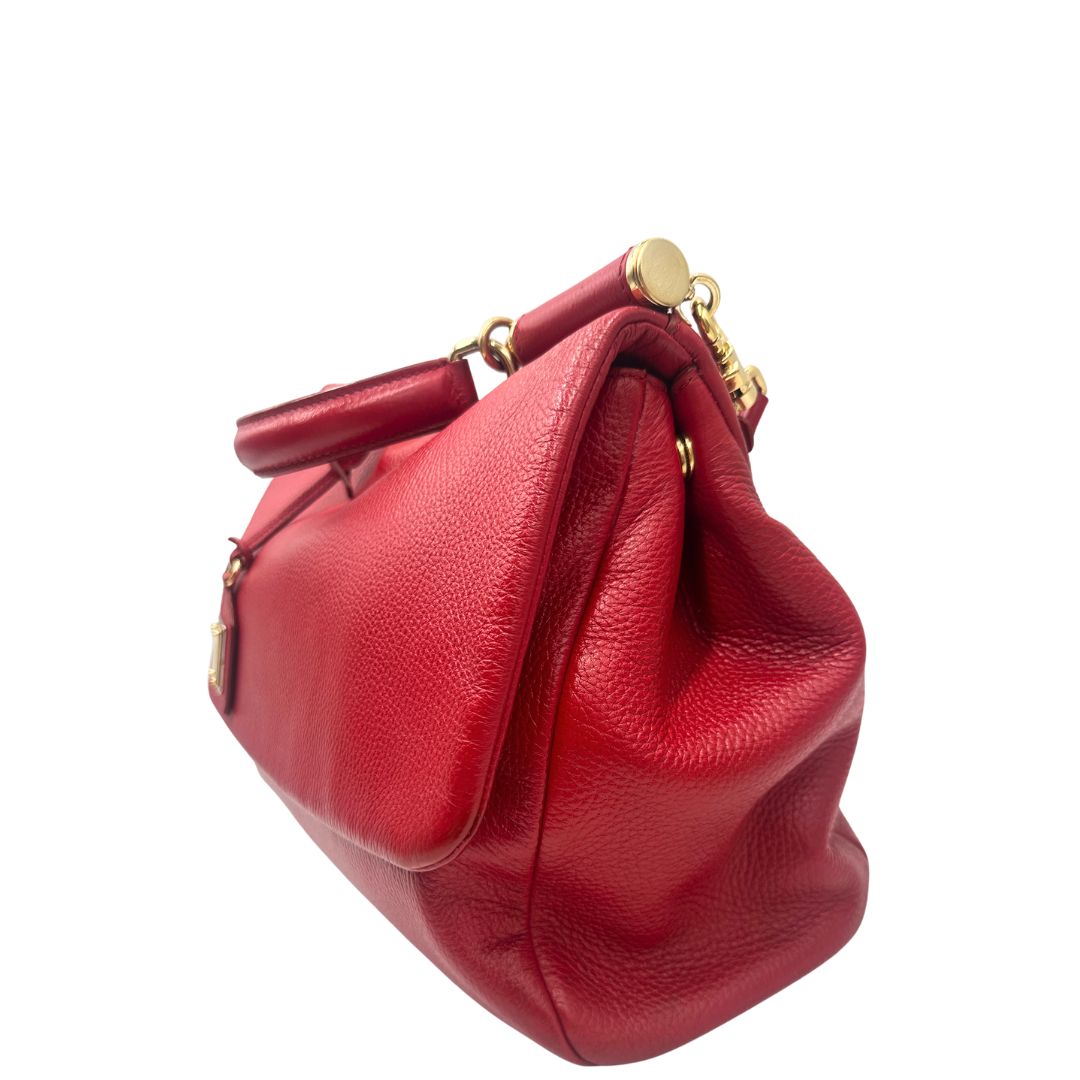 lato  Borsa D&G in pelle trapuntata rossa e hardware dorato, indossabile a mano oppure a spalla, di lusso, originale, buone condizioni, usata 