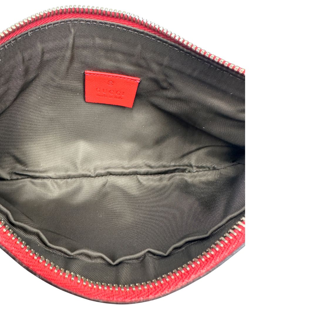 Interno, Pochette Gucci in pelle rossa con trama Guccissima, da poratre a mano. Originale, usata, di lusso, in ottime condizioni.