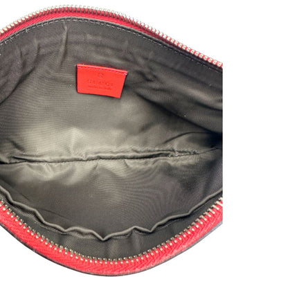 Interno, Pochette Gucci in pelle rossa con trama Guccissima, da poratre a mano. Originale, usata, di lusso, in ottime condizioni.