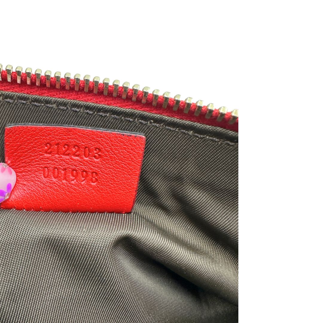 Codice, Pochette Gucci in pelle rossa con trama Guccissima, da poratre a mano. Originale, usata, di lusso, in ottime condizioni.
