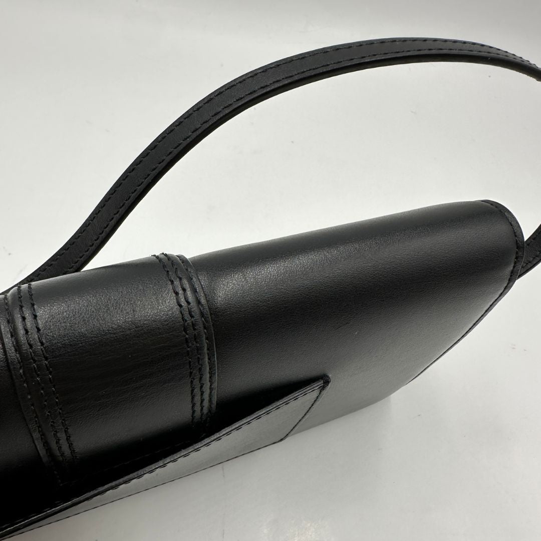  Borsa Jacquemus Le Long Bambino in pelle nera con hardware dorato 