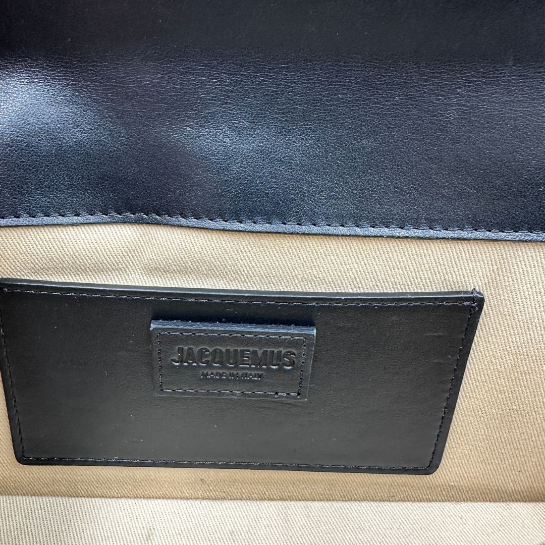interni  Borsa Jacquemus Le Long Bambino in pelle nera con hardware dorato  
