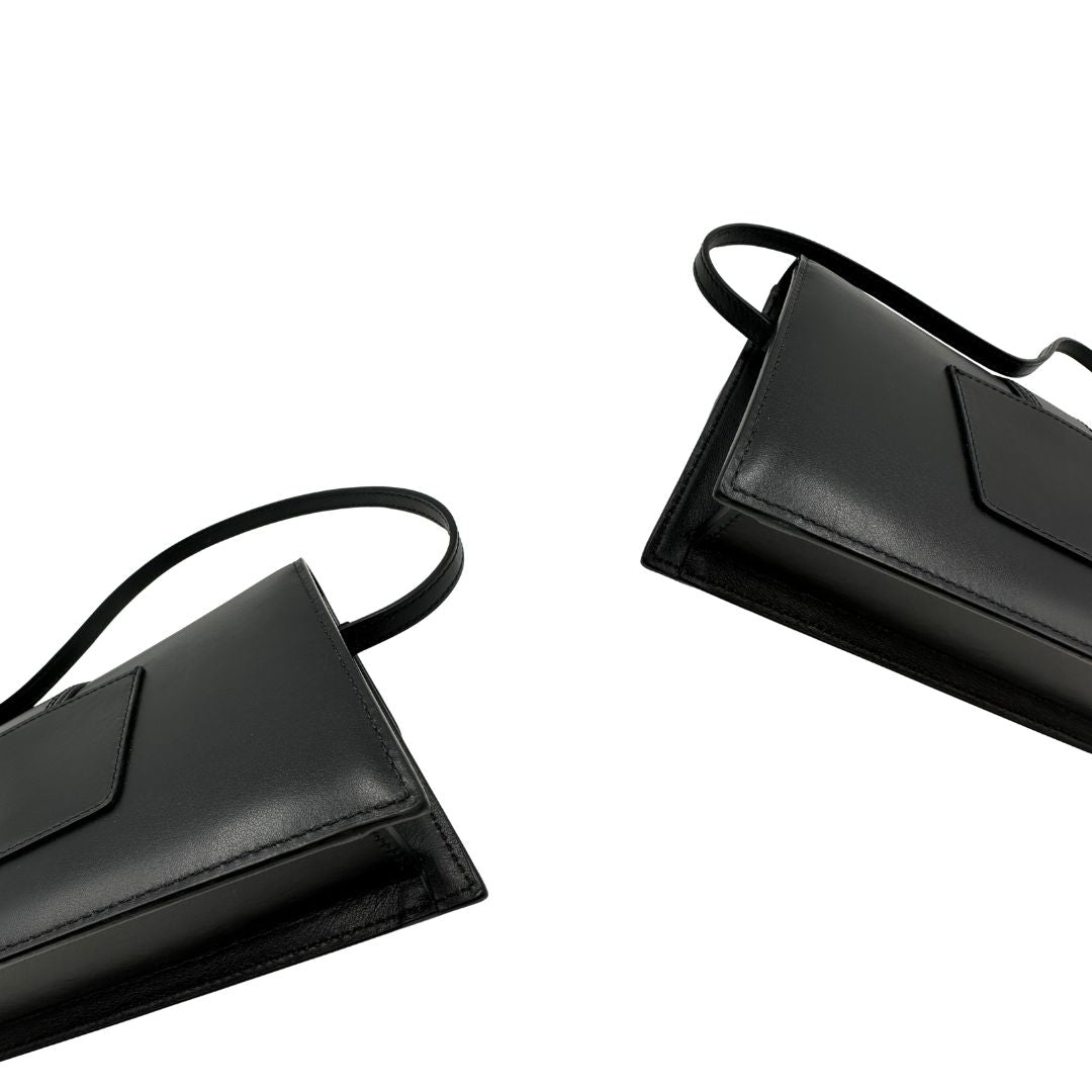 angoli  Borsa Jacquemus Le Long Bambino in pelle nera con hardware dorato 