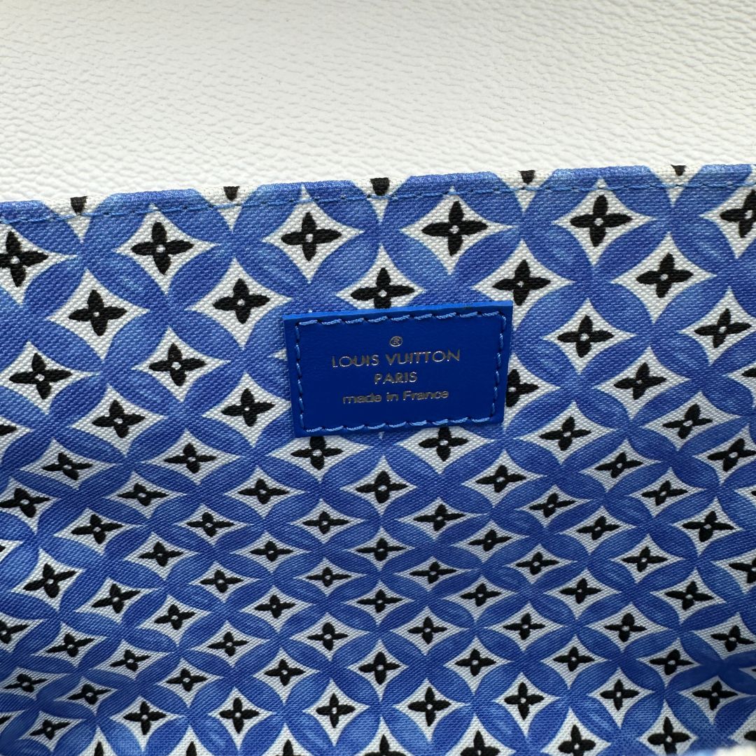 Métis By The Pool Louis Vuitton