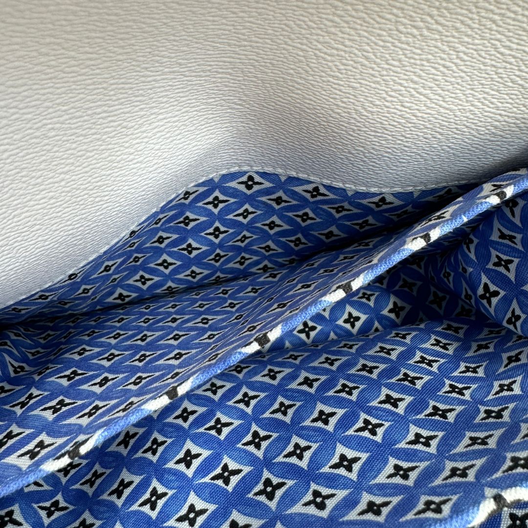Métis By The Pool Louis Vuitton