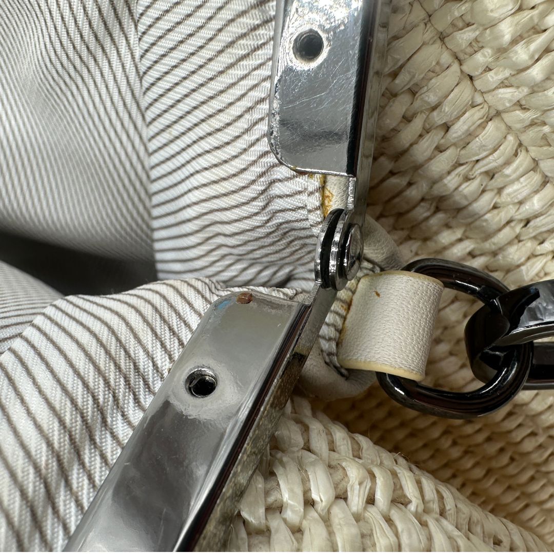 Iconico pasticcino Max Mara in tessuto effeto rafia, indossabile a spalla o a tracolla