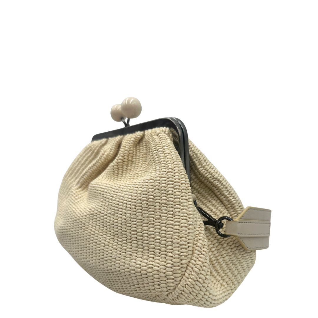 lato Iconico pasticcino Max Mara in tessuto effeto rafia, indossabile a spalla o a tracolla 