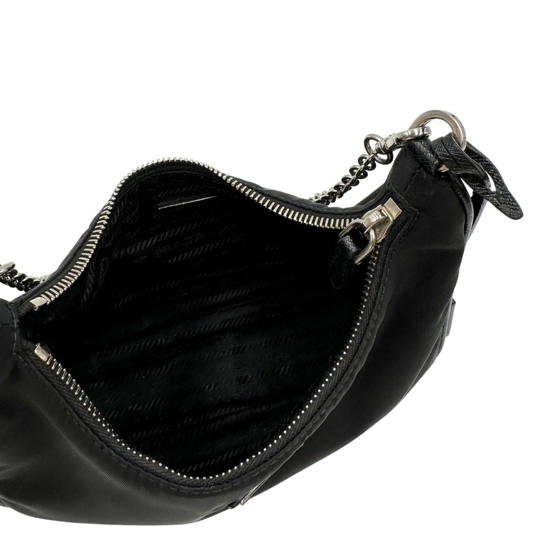 interno Borsa Prada in re-nylon nero con finiture in pelle saffiano tono su tono; indossabile a spalla, a tracolla a mano 