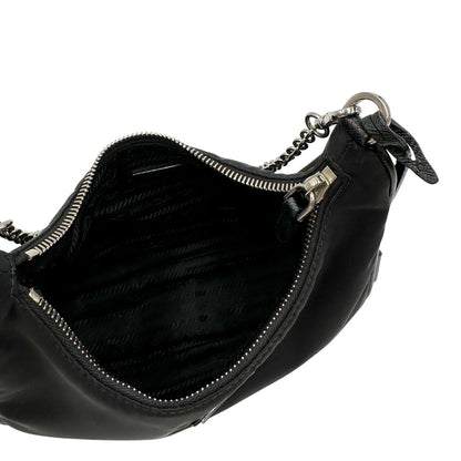interno Borsa Prada in re-nylon nero con finiture in pelle saffiano tono su tono; indossabile a spalla, a tracolla a mano 