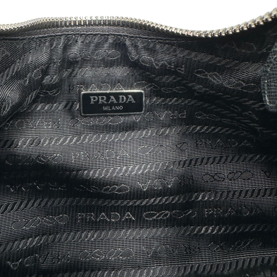 interno Borsa Prada in re-nylon nero con finiture in pelle saffiano tono su tono; indossabile a spalla, a tracolla a mano 