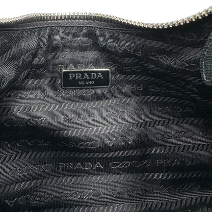 interno Borsa Prada in re-nylon nero con finiture in pelle saffiano tono su tono; indossabile a spalla, a tracolla a mano 