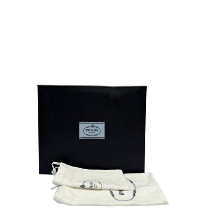 corredo Borsa Prada in re-nylon nero con finiture in pelle saffiano tono su tono; indossabile a spalla, a tracolla a mano.&nbsp;
