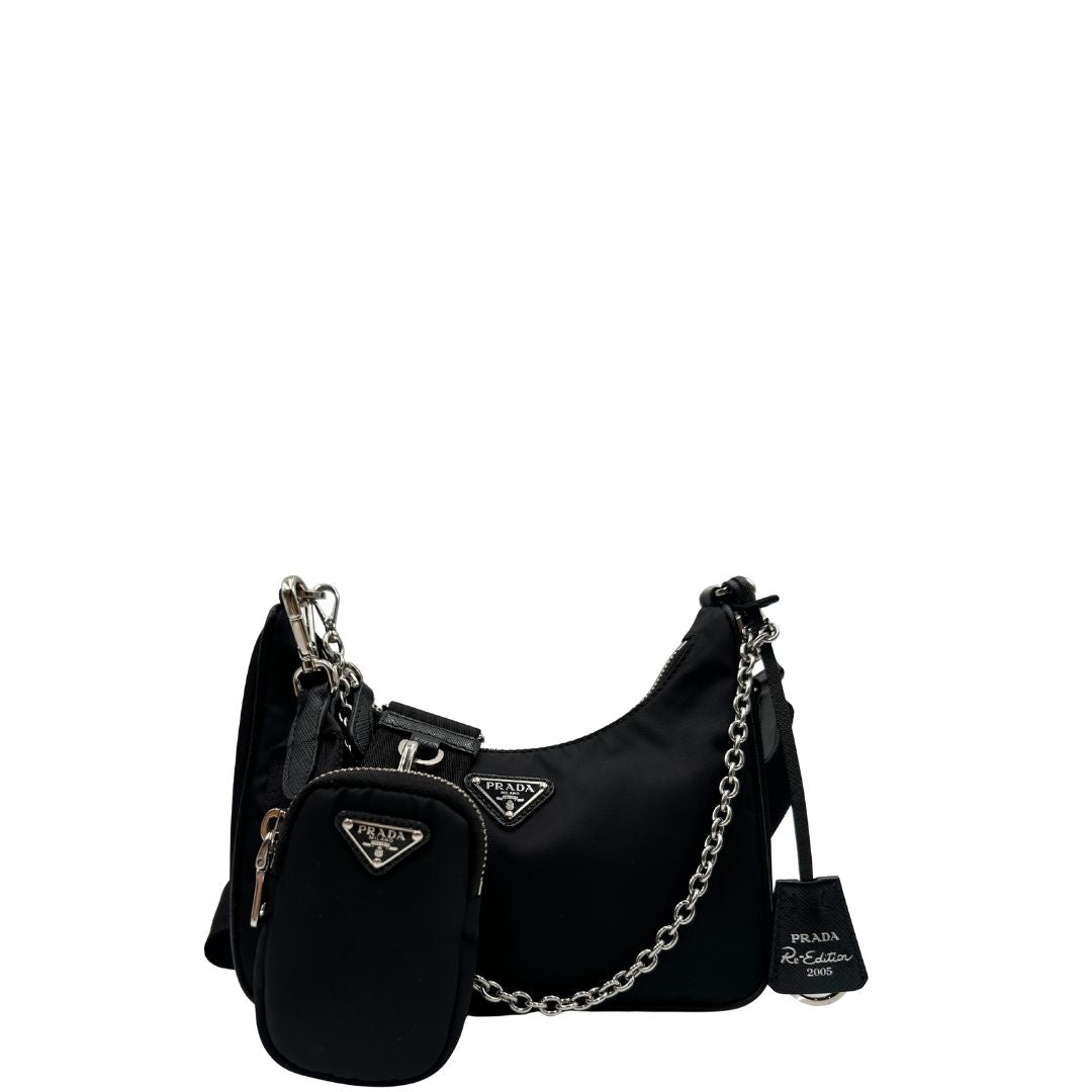 front Borsa Prada in re-nylon nero con finiture in pelle saffiano tono su tono; indossabile a spalla, a tracolla a mano.&nbsp; 