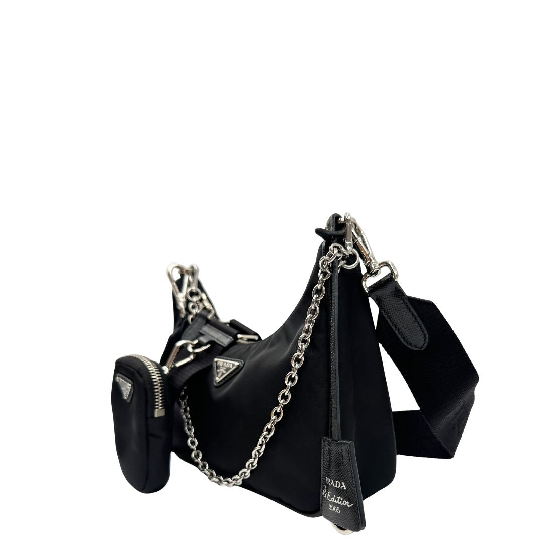 lato Borsa Prada in re-nylon nero con finiture in pelle saffiano tono su tono; indossabile a spalla, a tracolla a mano.&nbsp; 