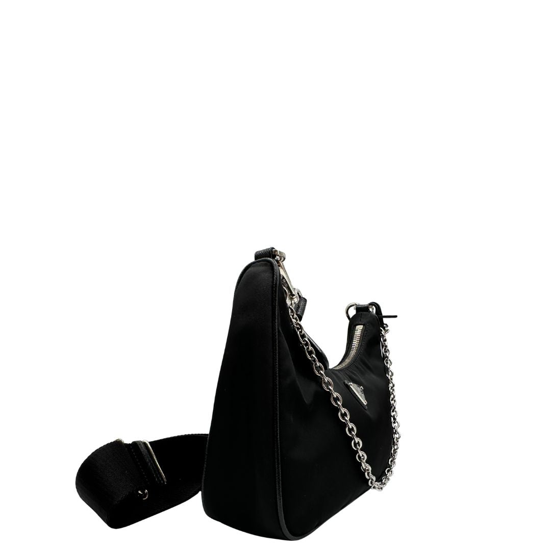 lato Borsa Prada in re-nylon nero con finiture in pelle saffiano tono su tono; indossabile a spalla, a tracolla a mano.&nbsp; 