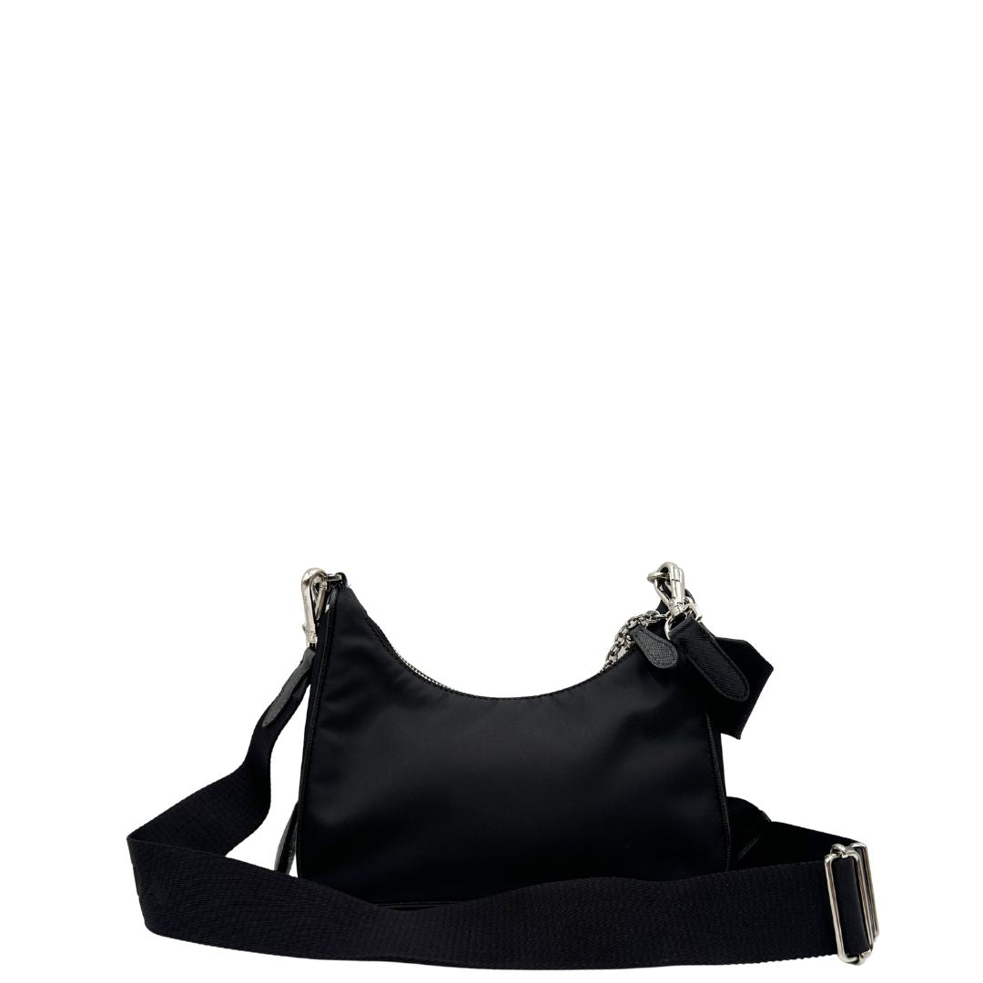 retro Borsa Prada in re-nylon nero con finiture in pelle saffiano tono su tono; indossabile a spalla, a tracolla a mano.&nbsp; 