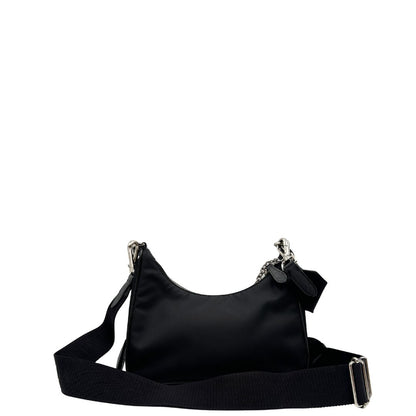 retro Borsa Prada in re-nylon nero con finiture in pelle saffiano tono su tono; indossabile a spalla, a tracolla a mano.&nbsp; 