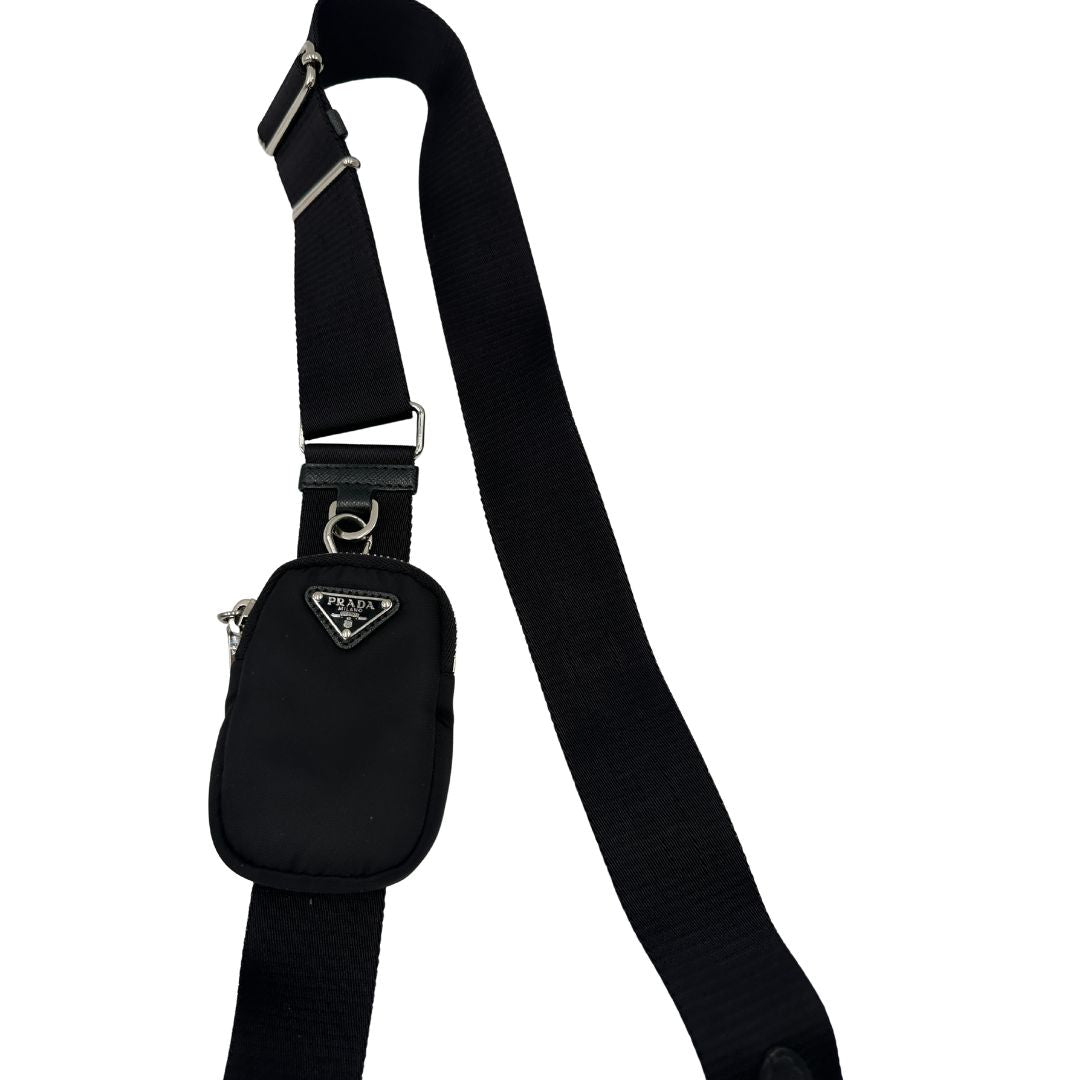 tracolla Borsa Prada in re-nylon nero con finiture in pelle saffiano tono su tono; indossabile a spalla, a tracolla a mano 