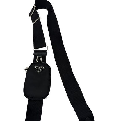 tracolla Borsa Prada in re-nylon nero con finiture in pelle saffiano tono su tono; indossabile a spalla, a tracolla a mano 