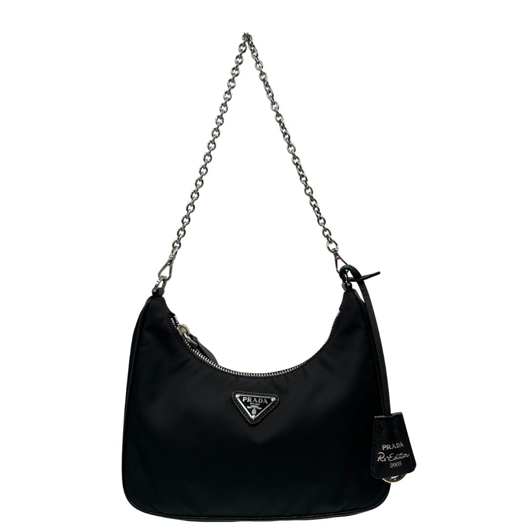 front Borsa Prada in re-nylon nero con finiture in pelle saffiano tono su tono; indossabile a spalla, a tracolla a mano.&nbsp; 