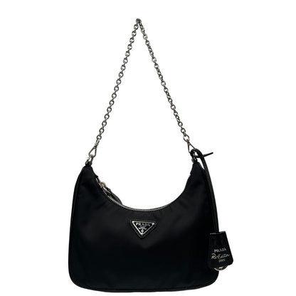 front Borsa Prada in re-nylon nero con finiture in pelle saffiano tono su tono; indossabile a spalla, a tracolla a mano.&nbsp; 